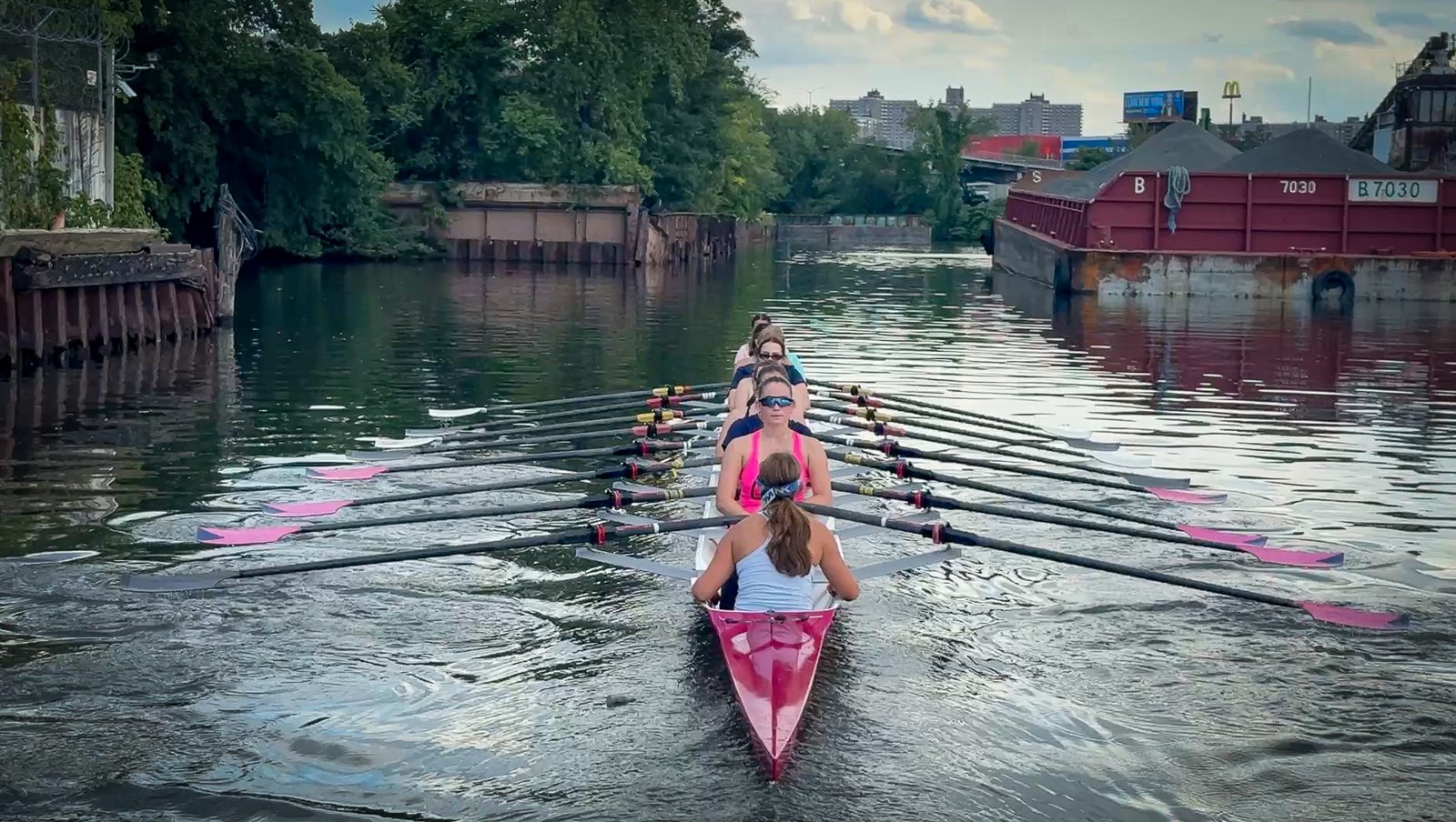 The pink eight leading crews down the canal